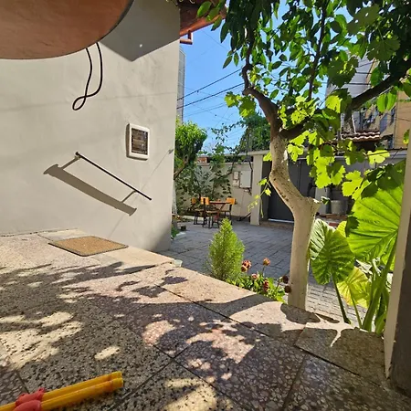 Lemon House 旅馆 地拉那