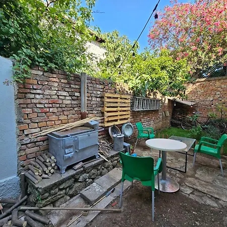 Lemon House Хостел Тирана